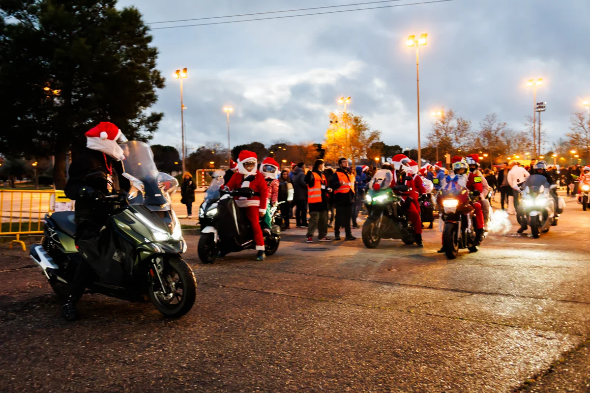 Vista de conjunto de la salida de motos al anochecer en la edición de 2025