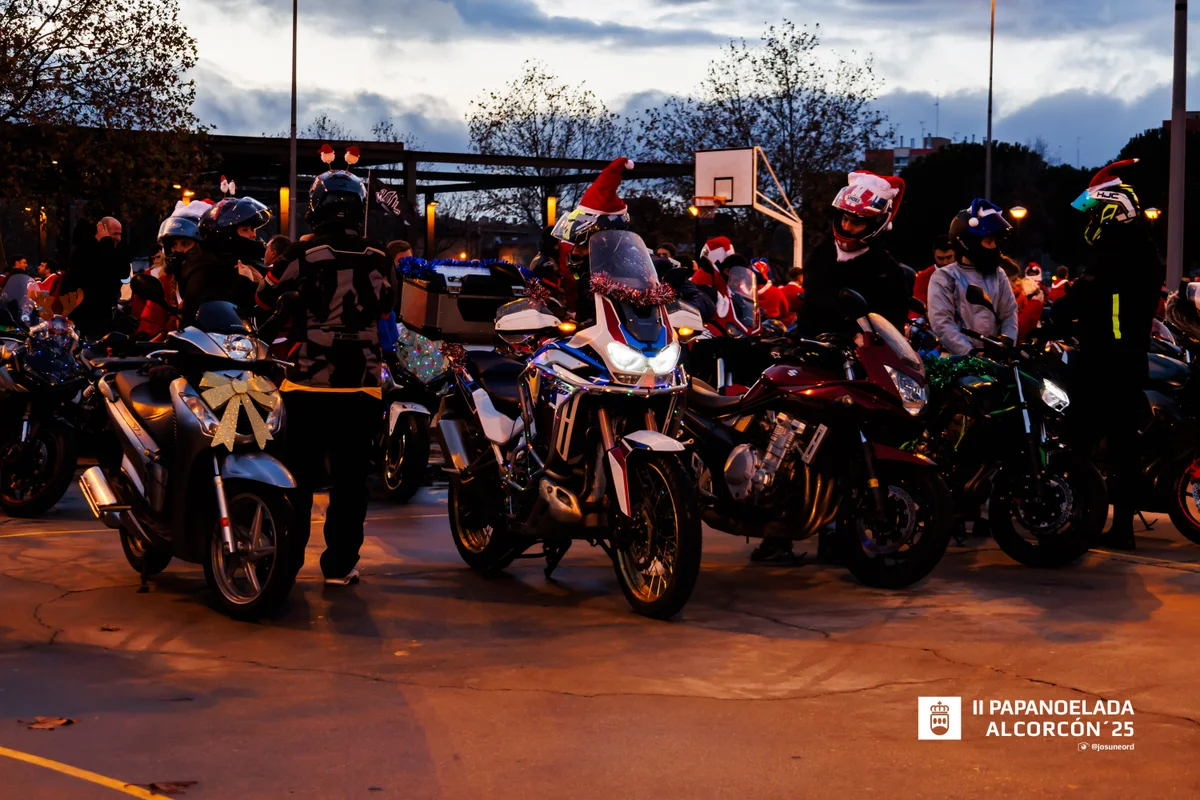 Plano general del grupo de motos preparado para la salida de la Papanoelada de 2025